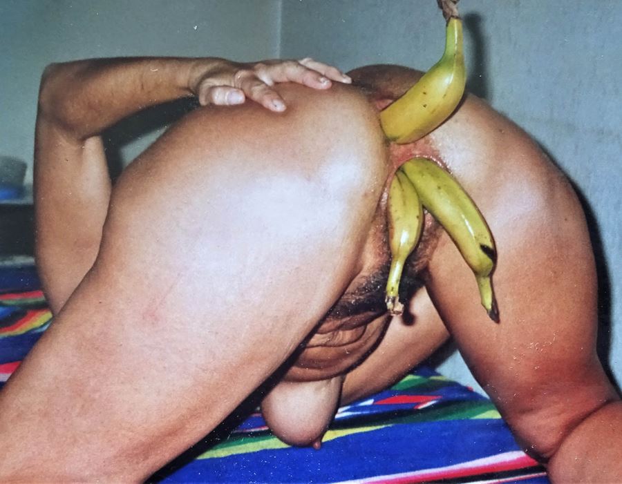 Två bananner inkörda i fittan och en inkörd i röven