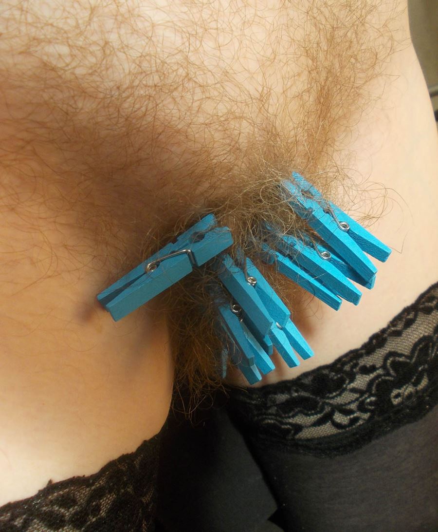 Många klädnypor i den håriga fittan