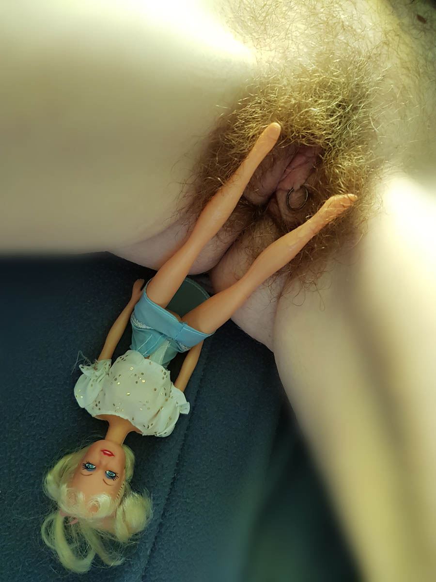Hårig fitta med barbiedocka