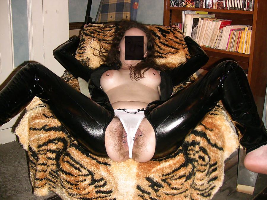 En stor rejält hårig fitta med stringtrosor